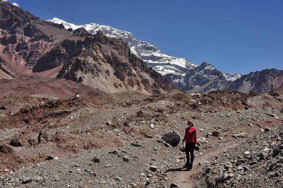 A imponente Parede Sul do Aconcágua começa a aparecer por detrás de uma montanha mais baixa, no nosso caminho para Plaza Francia (Parque Provincial Aconcágua, região de Mendoza, no oeste da Argentina)